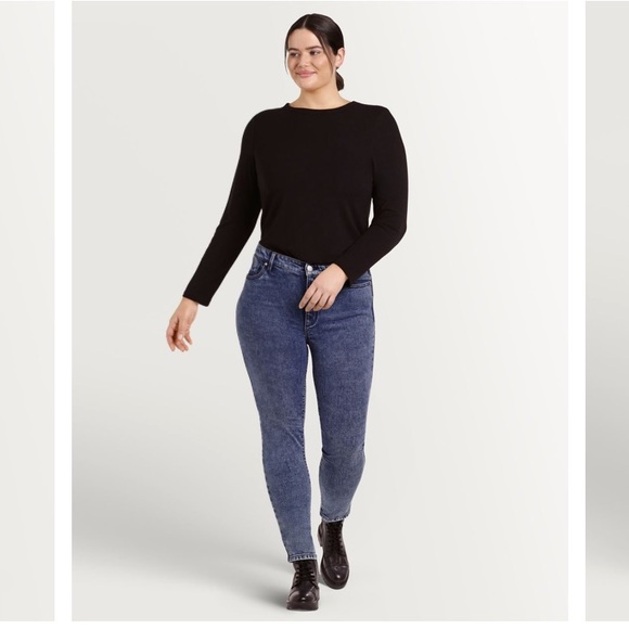 RJeans high rise light wash denim by Reitmans - Picture 2 of 10